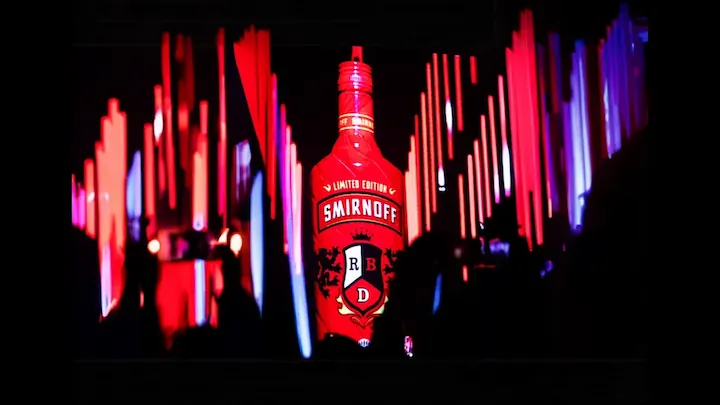 Caso de éxito de Smirnoff: Desarrollamos la cobertura audiovisual de una gira nacional, generando contenido para distintos formatos y múltiples sedes de forma simultánea.
Cinco eventos. Seis aftermovies. Una escalada de confianza que arrancó con Karol G y terminó cubriendo tres festivales simultáneos.